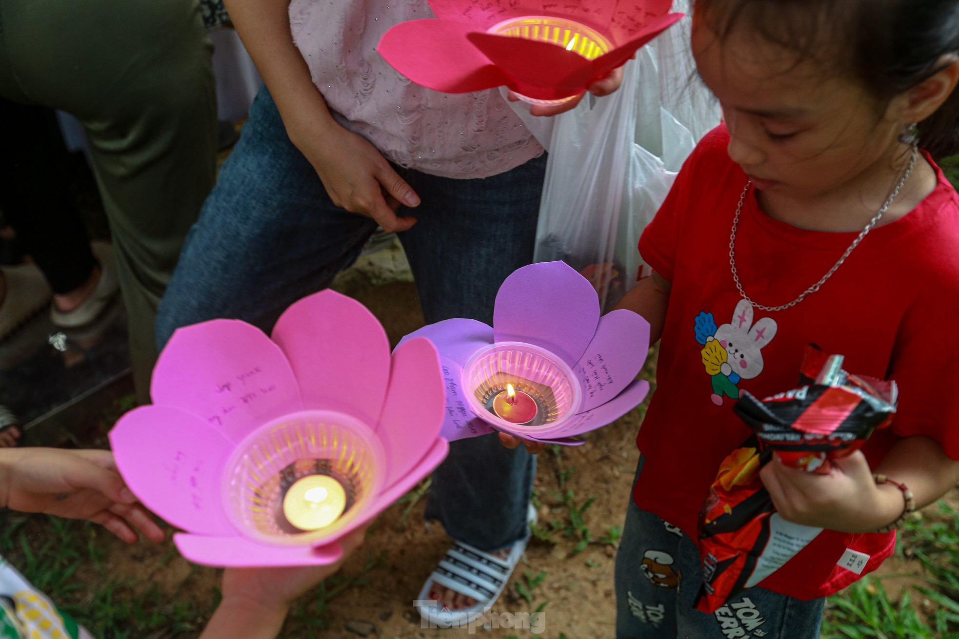 People in the capital release flower lanterns to show their gratitude during Vu Lan festival photo 5