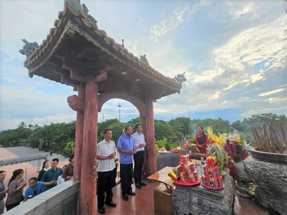 L'Association des journalistes du Vietnam organise le programme « Retour à la source » « Allumer la flamme de la gratitude » à Quang Tri photo 1