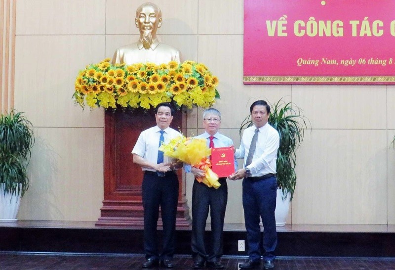 Lãnh đạo Tỉnh ủy Quảng Nam trao quyết định, tặng hoa tân Phó Bí thư Nguyễn Đức Dũng. Ảnh Nguyễn Hoàng