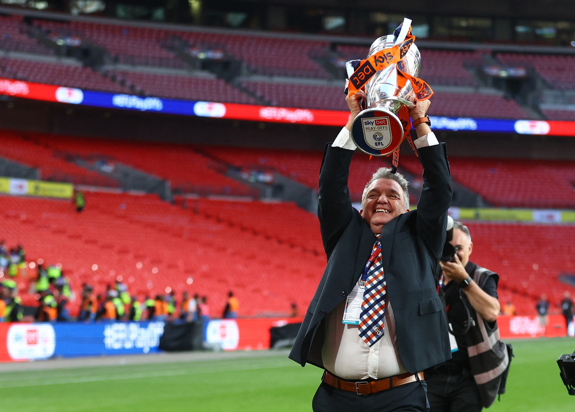 Thắng nghẹt thở trận cầu 170 triệu bảng, Luton Town lần đầu dự Ngoại hạng Anh - Ảnh 10.
