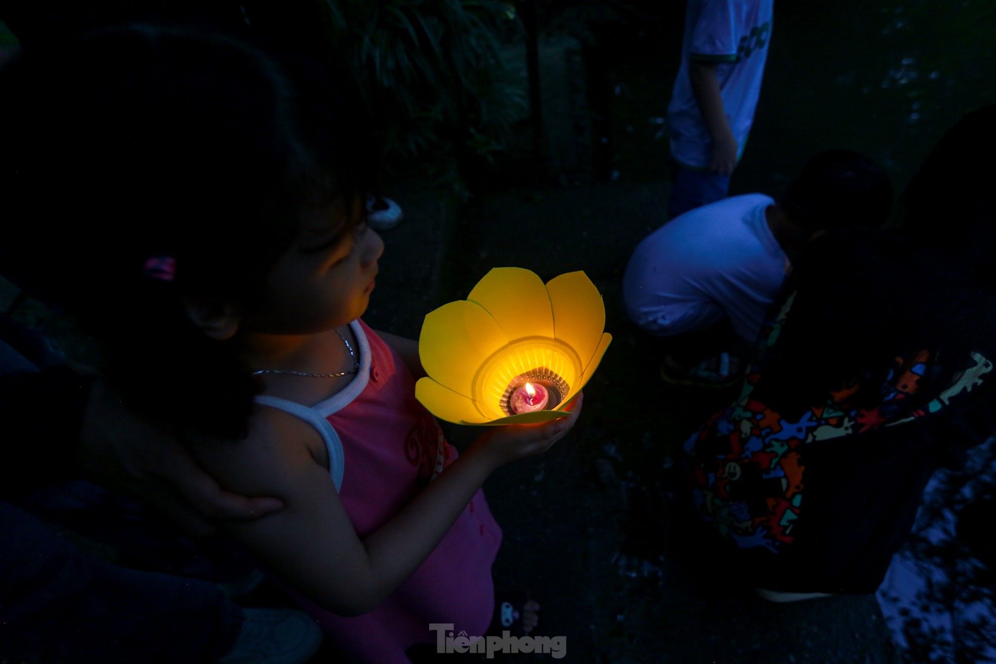 People in the capital release flower lanterns to show their gratitude during Vu Lan festival photo 20