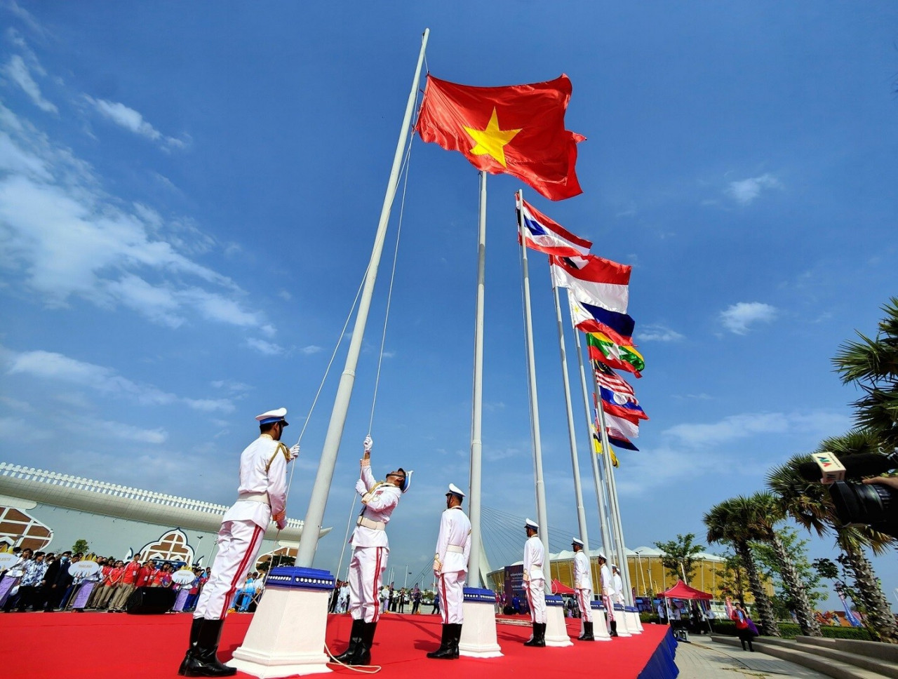 emotional moment of vietnam national flag flying at sea games 32