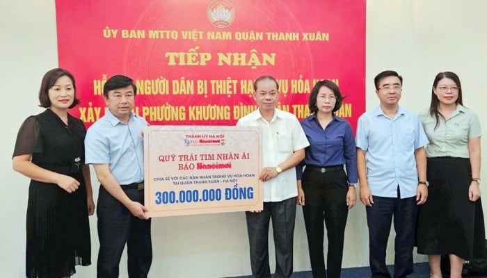 Báo Hànộimới trao 300 triệu đồng hỗ trợ các nạn nhân vụ cháy tại Thanh Xuân