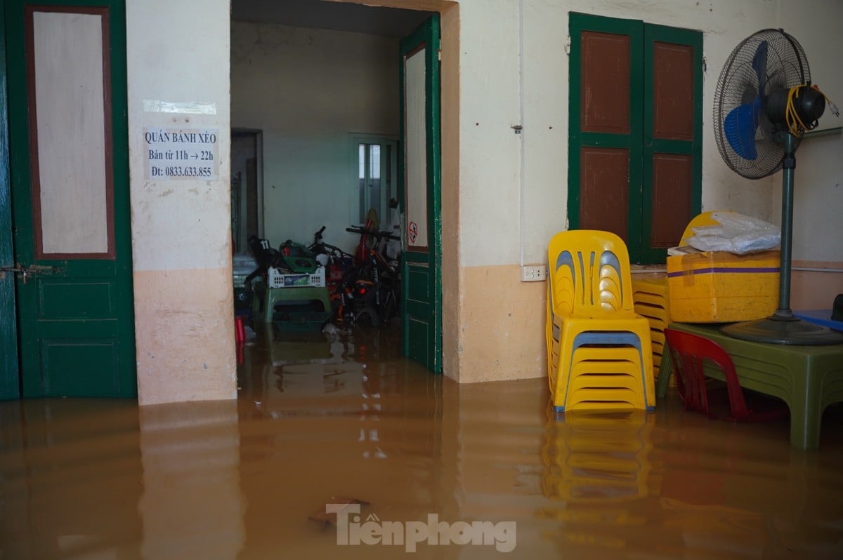 Hanoï : le niveau de l'eau monte d'un mètre, les habitants utilisent des bateaux pour déplacer des objets afin « d'échapper à l'inondation » photo 9