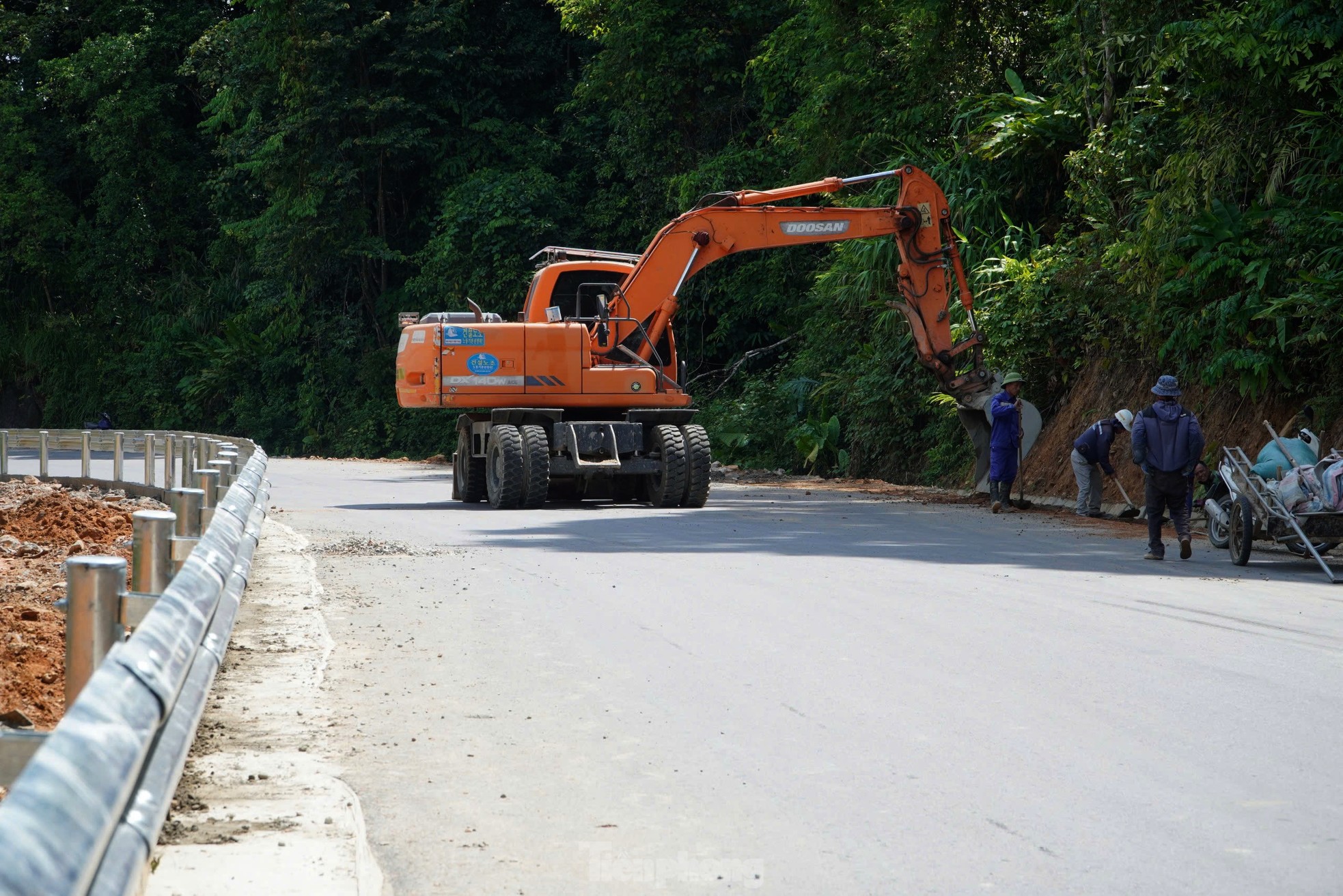La forme de la route nationale 8A après sa modernisation avec un capital de plus de 1 600 milliards de VND photo 2