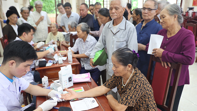 Free medical examination and medicine for 300 people in a poor island commune of the Capital