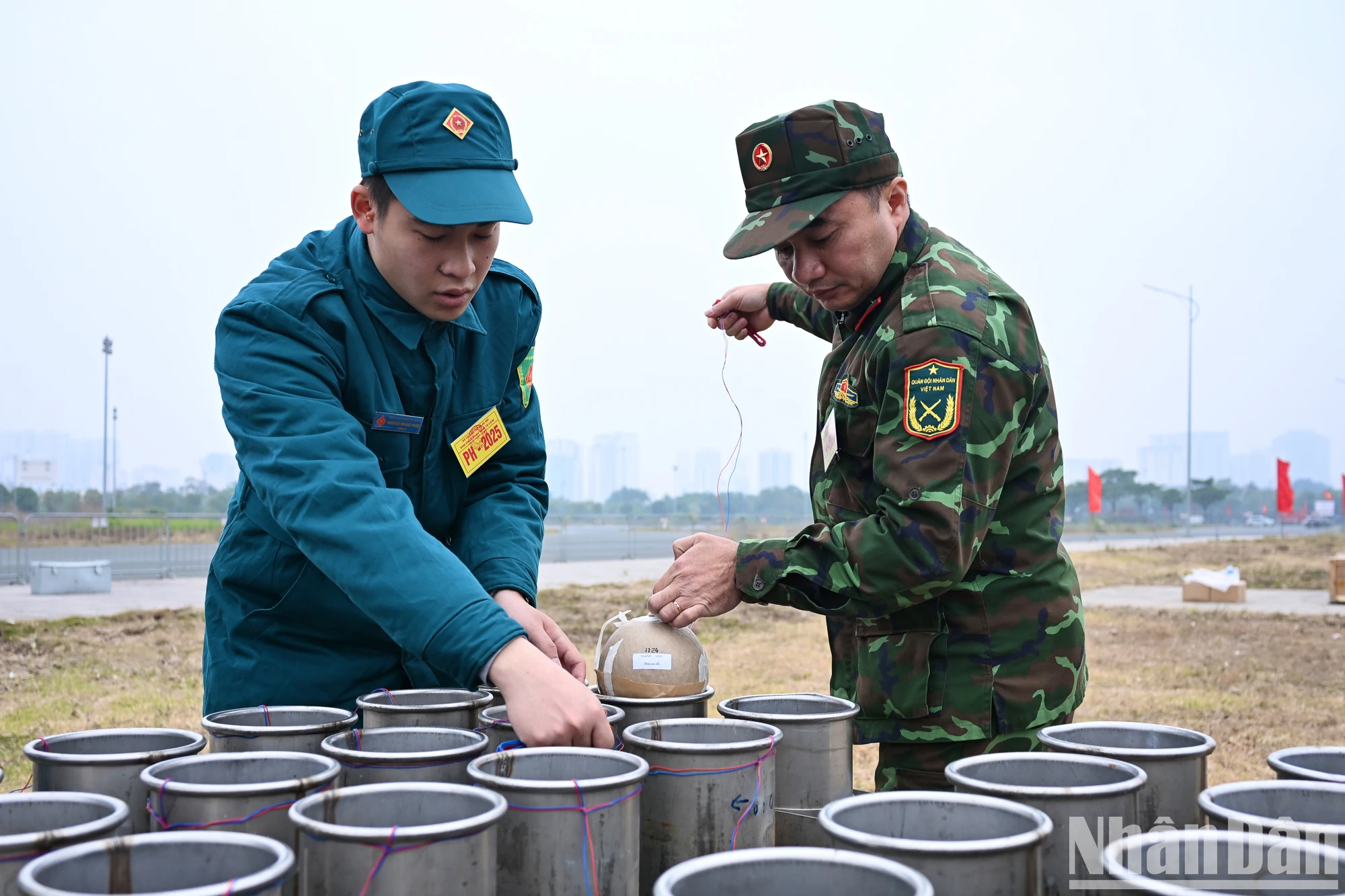 [Ảnh] Trận địa bắn pháo hoa tại Hà Nội sẵn sàng trước thời khắc đón năm mới 2025 ảnh 1