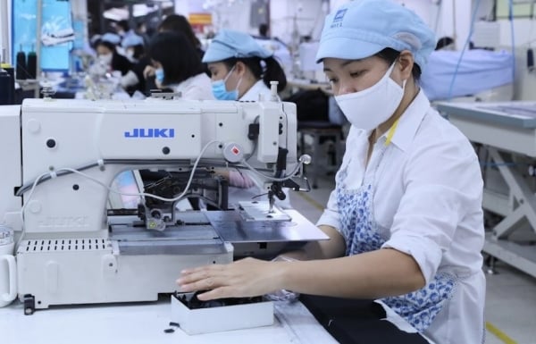 Why are textile and garment enterprises still worried despite increasing orders?