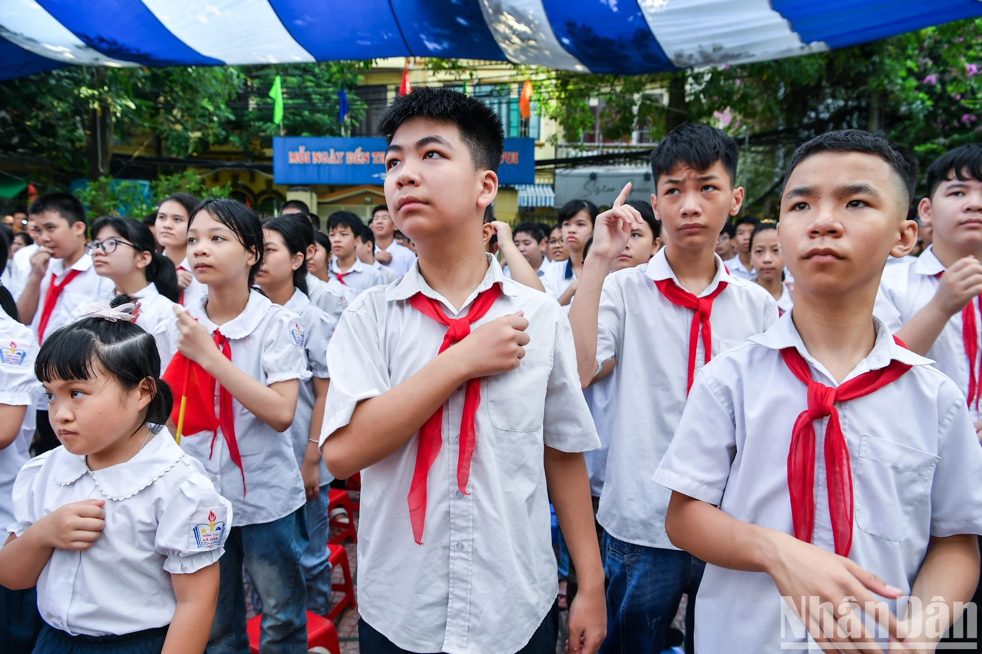 [Ảnh] Lễ khai giảng đặc biệt của những học sinh hát quốc ca... bằng đôi tay ảnh 11