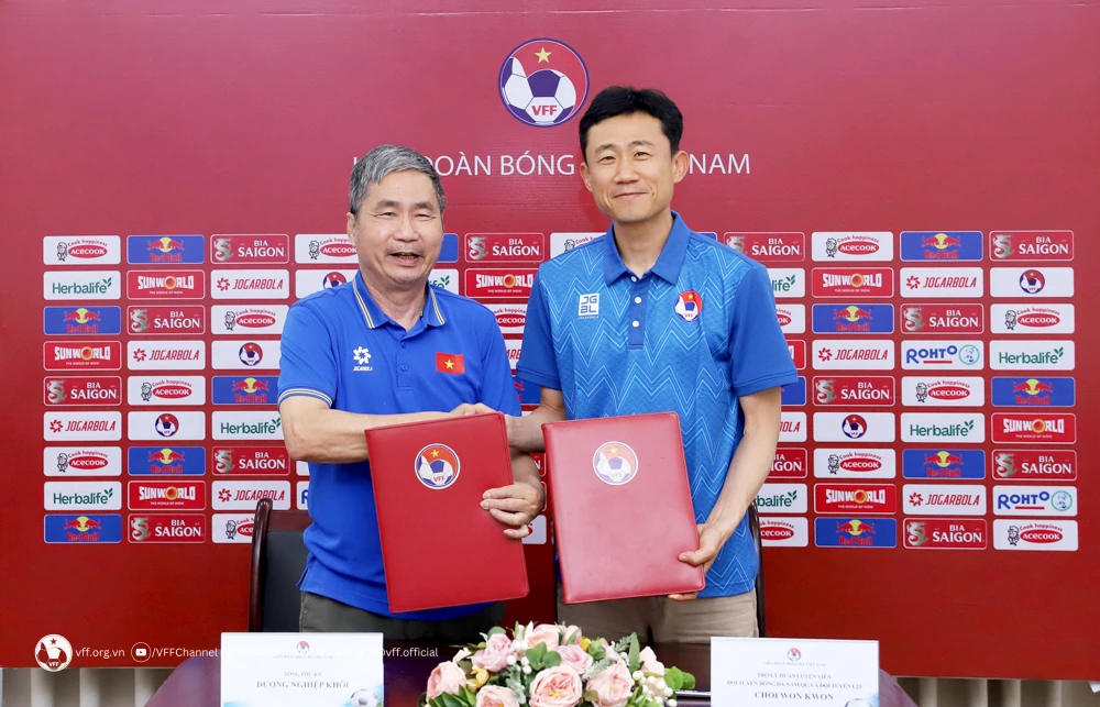 Se revela quién es el primer asistente del entrenador Kim Sang-sik y VFF firma un contrato "caliente"