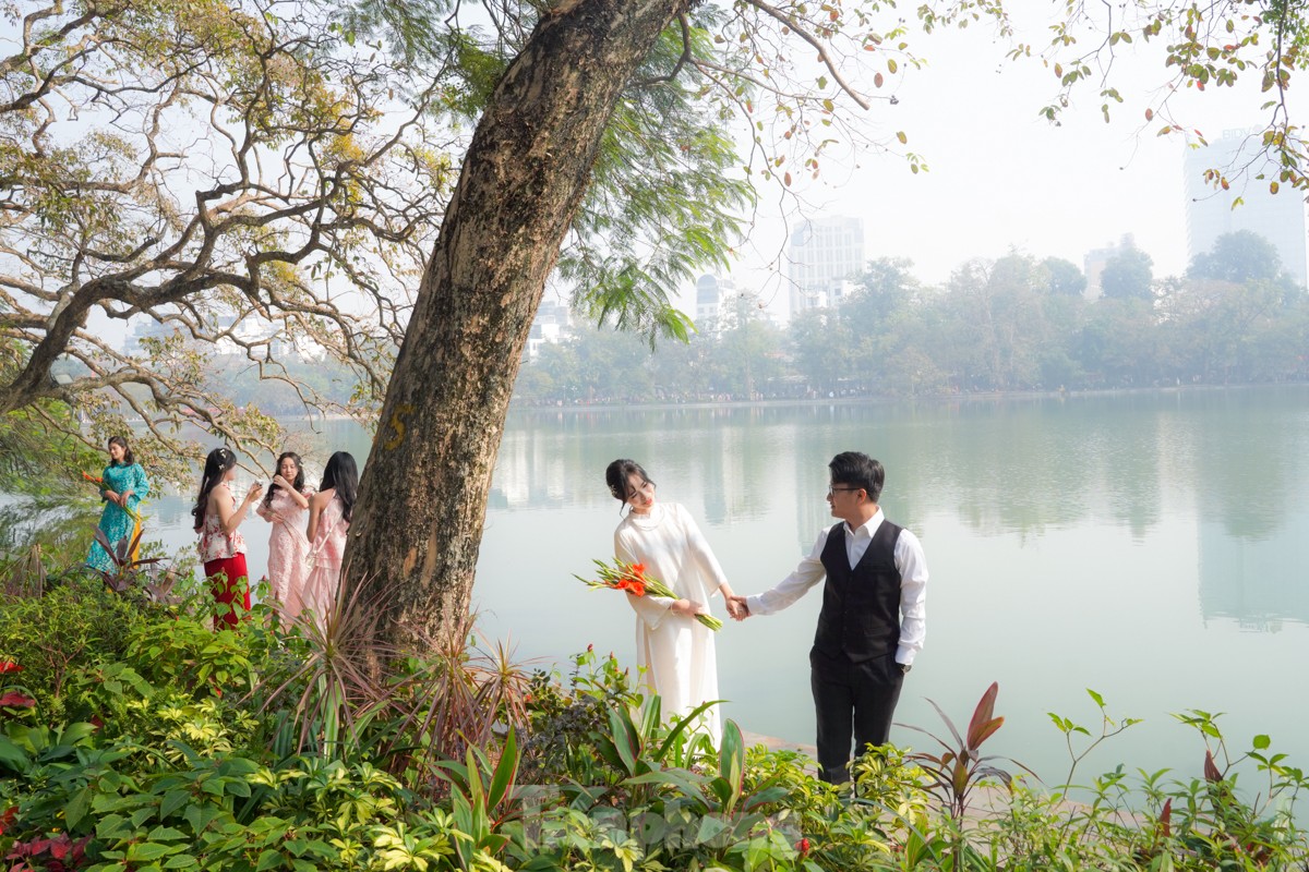 Hanoi people leisurely stroll and sightsee on the first day of the new year photo 7