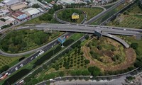 Primer plano de la carretera Vo Van Kiet que conecta la ciudad de Ho Chi Minh con la autopista Trung Luong, que no se completó en 8 años.