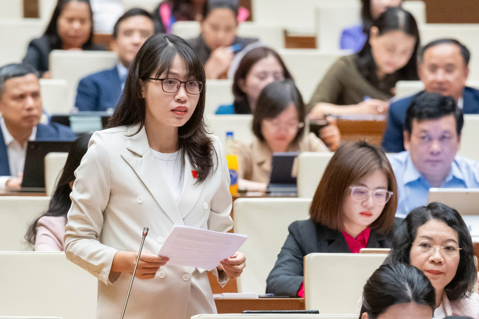 National Assembly Delegate Tran Thi Quynh (National Assembly Delegation of Nam Dinh Province) said that the economy's demand is still weak, still heavily dependent on external factors, and public investment spending is still slow. Photo: Quochoi.vn