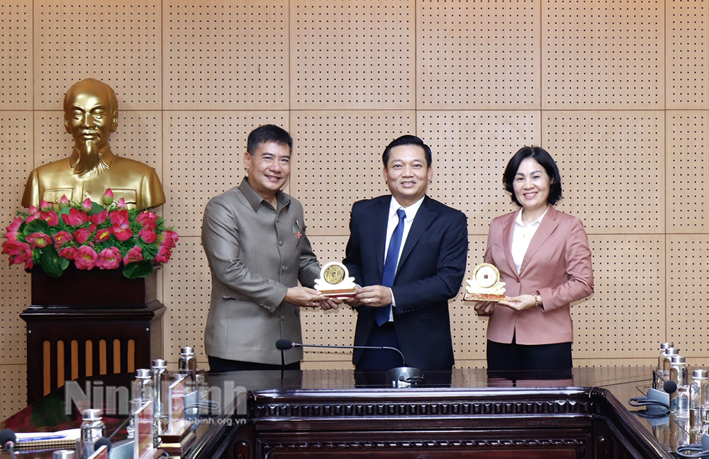 Consulado General de Vietnam en Pakse, Luong Pha, Trabajadores, Visitantes y Trabajadores en la Provincia de Ninh Binh, Foto 2