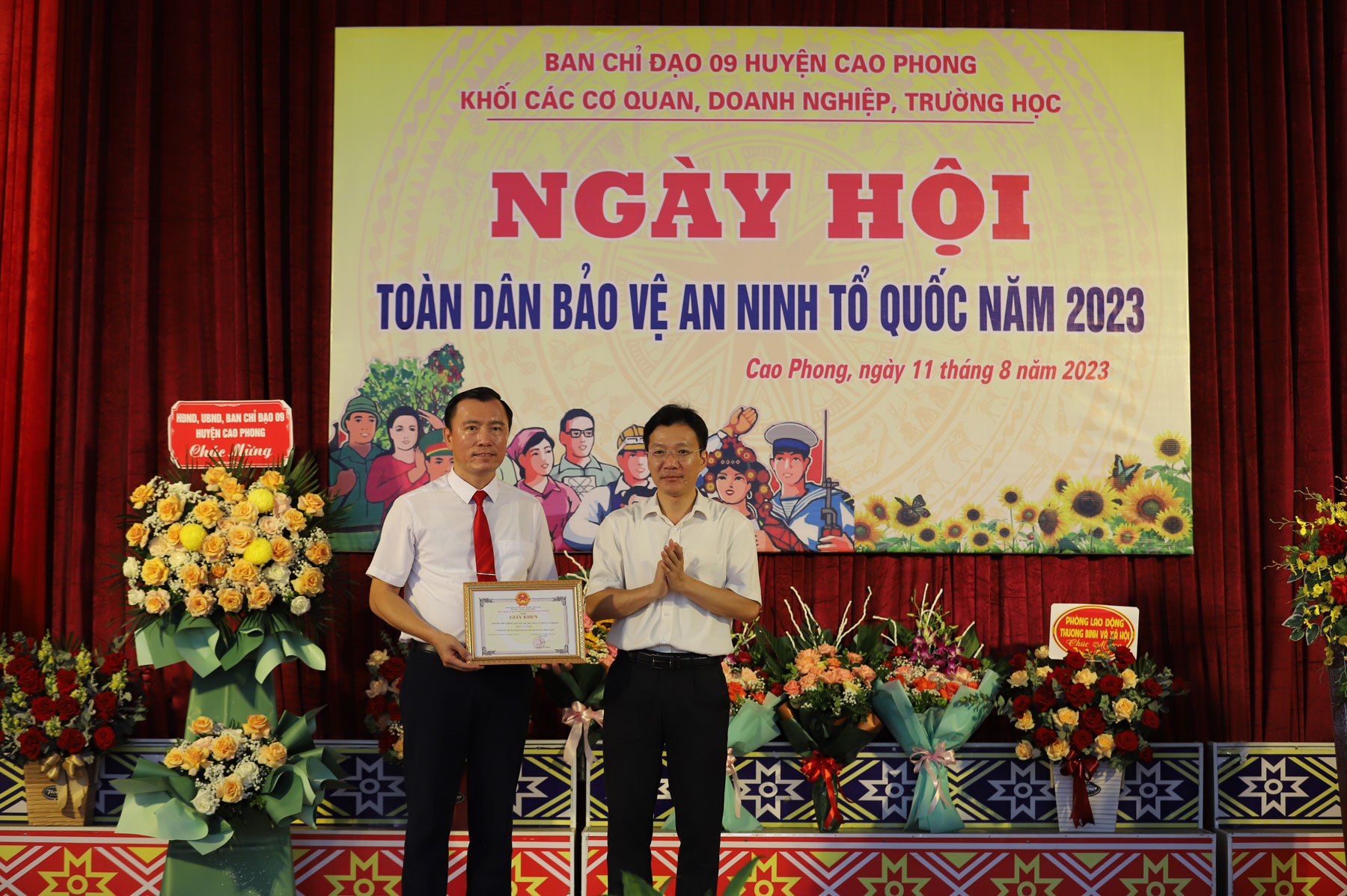 The bloc of agencies, enterprises and schools in Cao Phong district organized "National Day to protect national security"