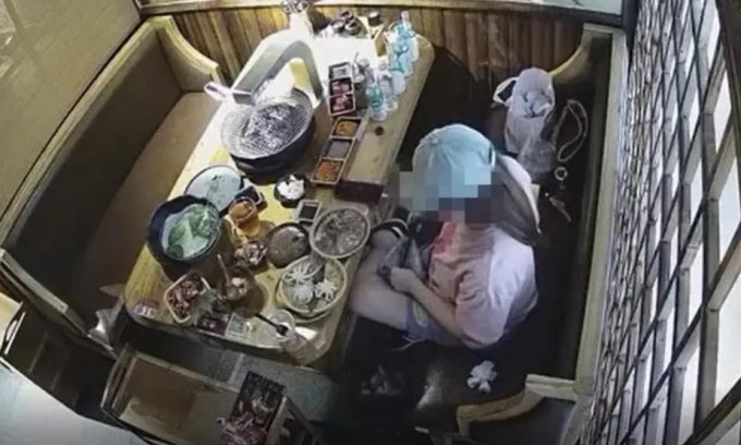 ウェンという名の女性客が残った食べ物をこっそり持ち帰るところが監視カメラに捉えられた。写真: 百度