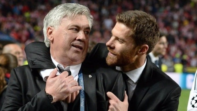 Alonso (rechts) war bei Real und Bayern ein Schüler von Ancelotti. Foto von : El Chiringuito