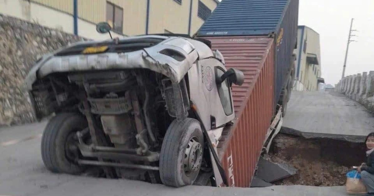 Un camion porte-conteneurs s'est « cassé le cou » en tombant dans un trou dans une zone industrielle