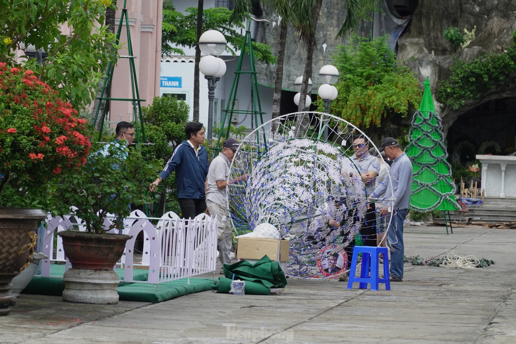 ท้องถนนแต่งตัวด้วยชุดคริสต์มาสสุดมหัศจรรย์ เยาวชนเมืองดานังแต่งตัวมาเช็คอิน ภาพที่ 14