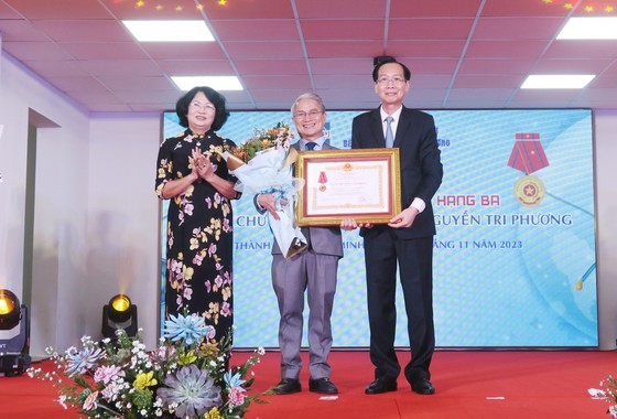 Former Vice President Dang Thi Ngoc Thinh and Head of the Ho Chi Minh City Party Committee's Internal Affairs Commission Le Thanh Liem presented the Third Class Labor Medal to Nguyen Tri Phuong Hospital.