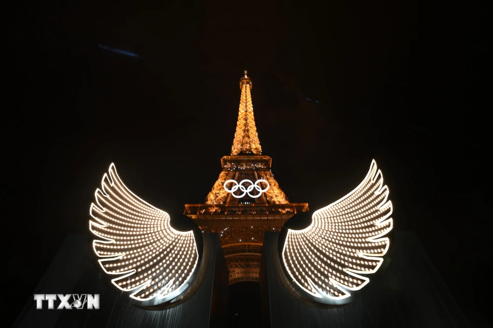 صورة لبرج إيفل في حفل افتتاح أولمبياد باريس 2024. (الصورة: THX/TTXVN)