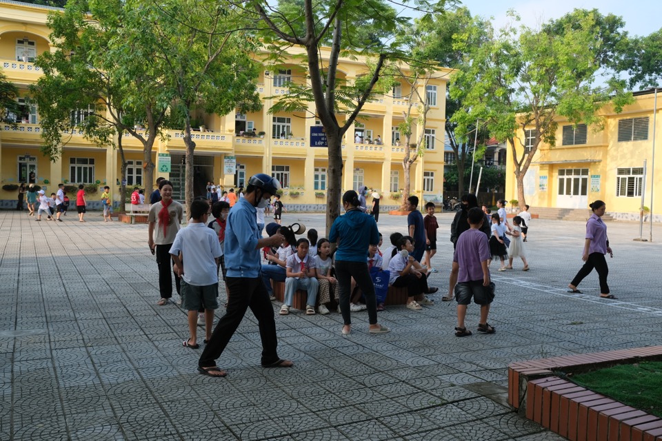 Nach den Sommerferien kehrten die Schüler in der Provinz Vinh Phuc in die Schule zurück, um sich vor Beginn des neuen Schuljahres über die Regeln und Vorschriften zu informieren. Foto: Sy Hao.