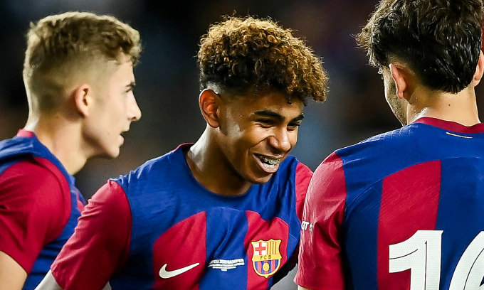 Lamine Yamal (centro) celebra un gol durante la victoria del Barça sobre el Tottenham en el Camp Nou el 8 de agosto de 2023. Foto: BR