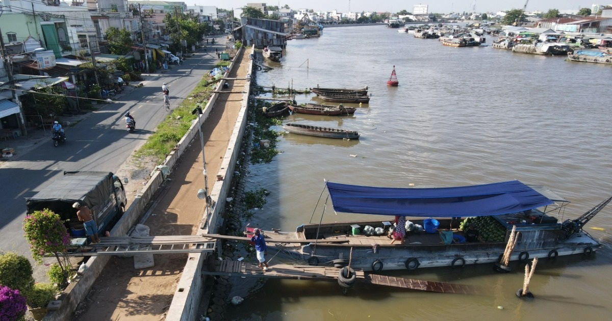 Les commerçants abandonnent les marchés flottants, les porteurs au chômage peinent à gagner leur vie