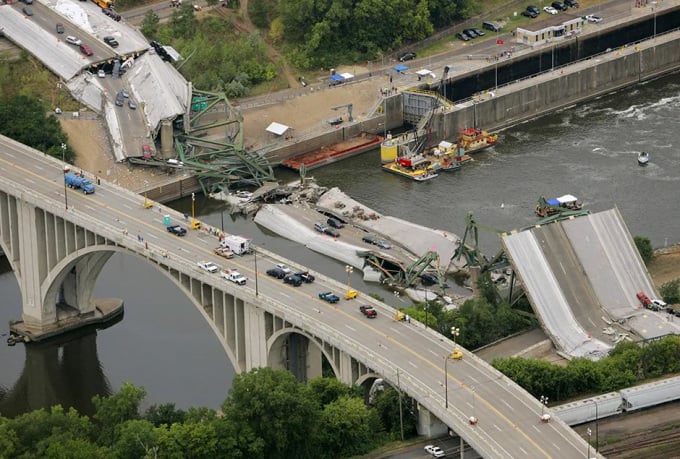 2007年8月、ミネソタ州ミネアポリスのI-35W橋の崩落現場。写真：MinnPost