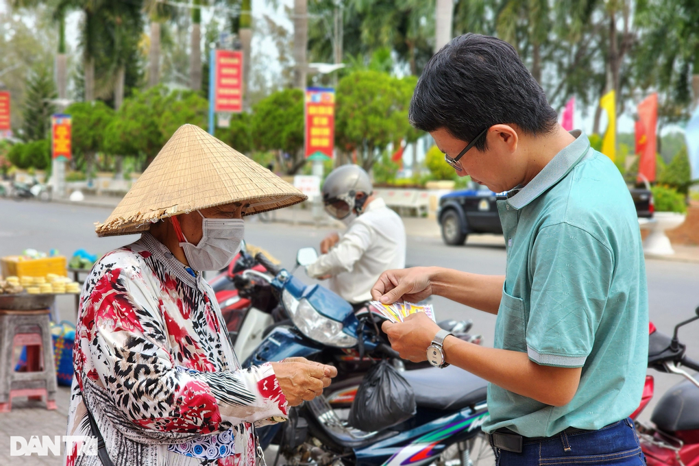 Vé số Tết đắt như tôm tươi, người bán dạo cháy hàng từ sáng sớm - 1