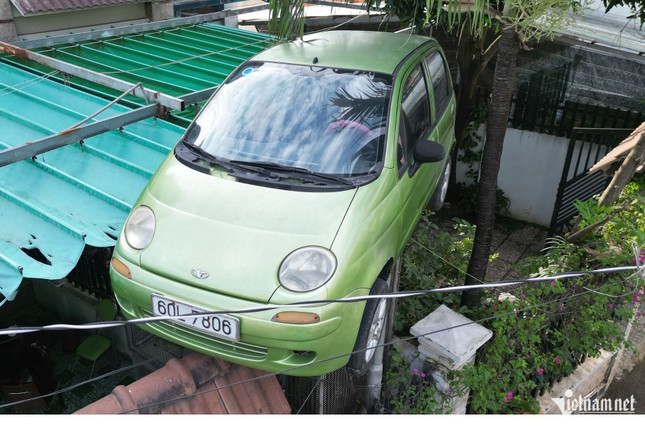 Un coche 'estacionado' en el techo de la puerta de la casa causa revuelo en Dong Nai, el propietario revela el motivo foto 3