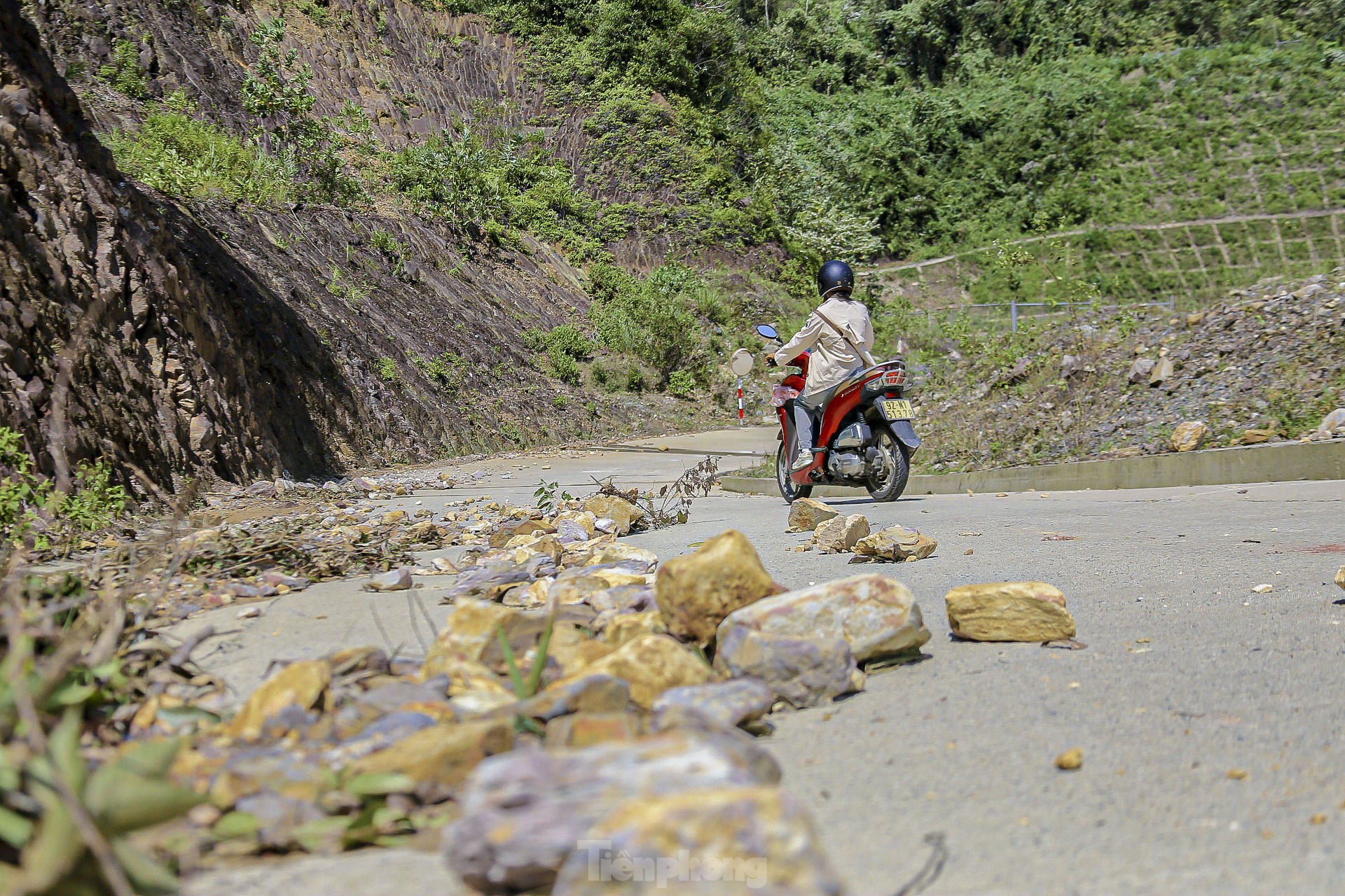 Landslides cause danger on Mui Trau Pass in Da Nang photo 7