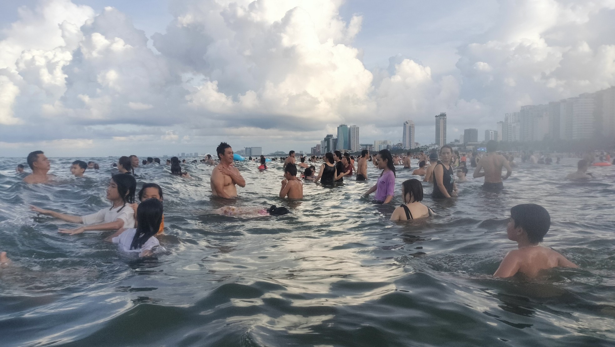 Beobachten Sie abends das Feuerwerk und genießen Sie tagsüber das Schwimmen am „schönsten Strand der Welt“ Foto 13