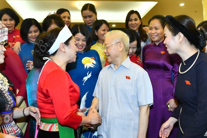 General Secretary Nguyen Phu Trong shakes hands with female National Assembly deputies, June 5. Photo: Hoang Phong