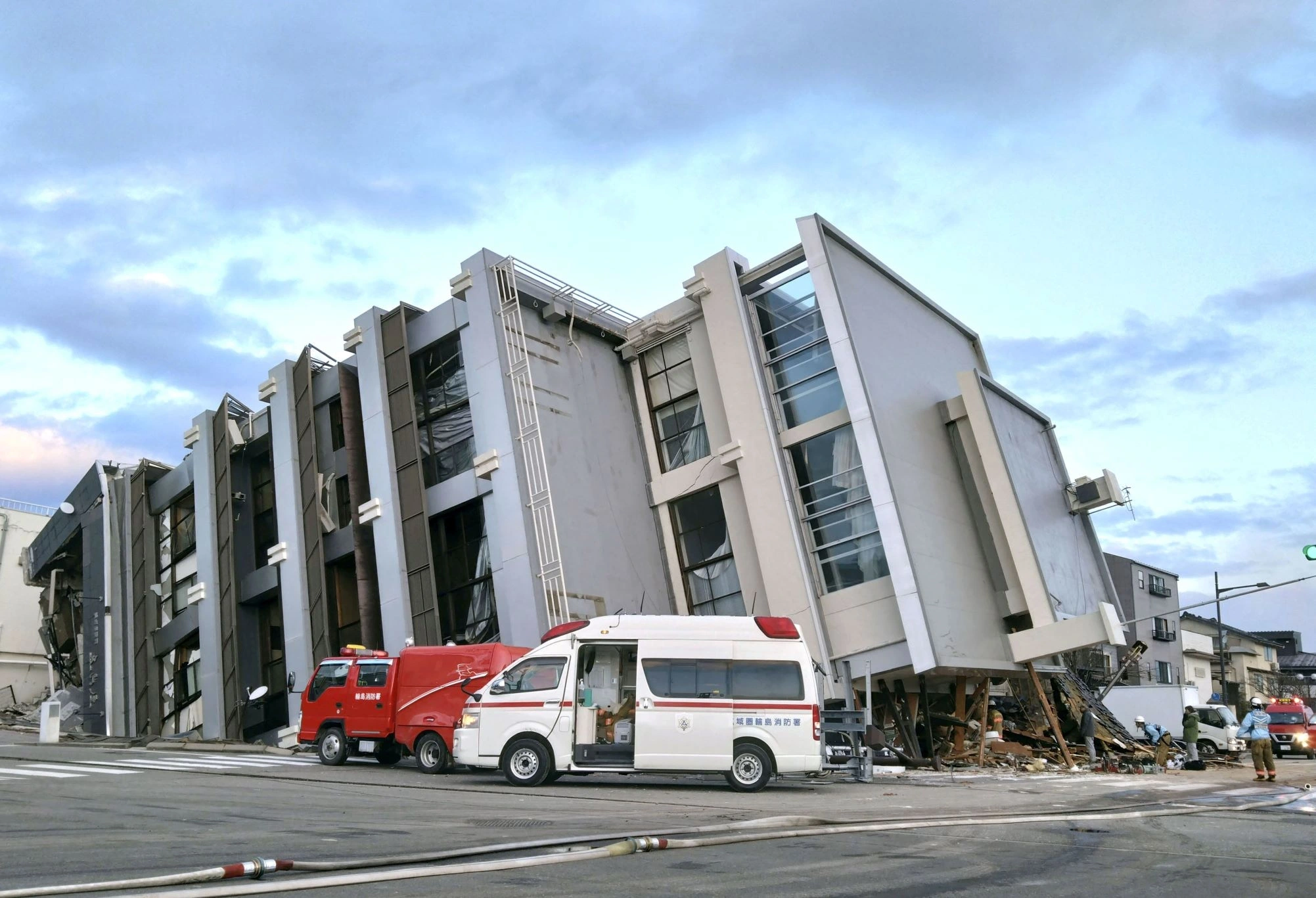 Japan Earthquake: Vietnamese People Rush to Find Shelter, Helicopters Fly Around