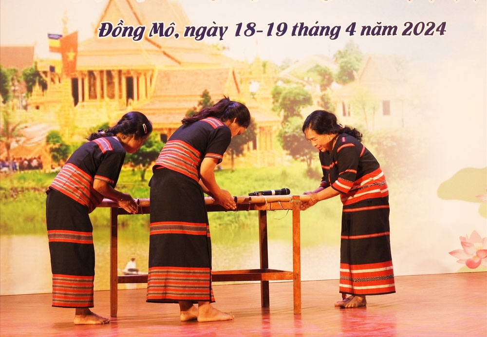 Nhiều tiết mục văn nghệ đặc sắc được biểu diễn tại Tọa đàm