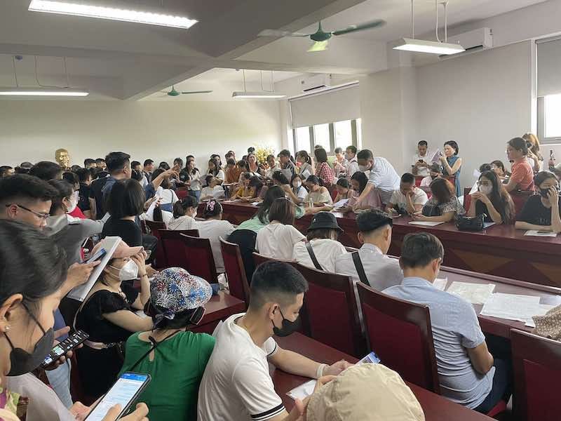 Los padres comen pan, decididos a quedarse despiertos toda la noche esperando la respuesta de la escuela Tay Mo 3