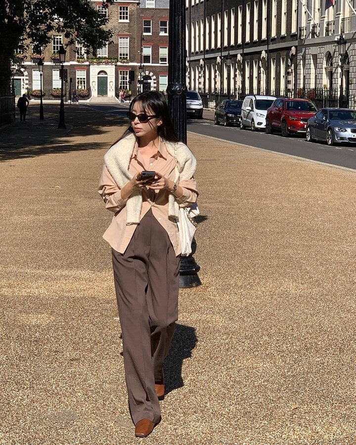 Pleated trousers make girls' legs look longer.