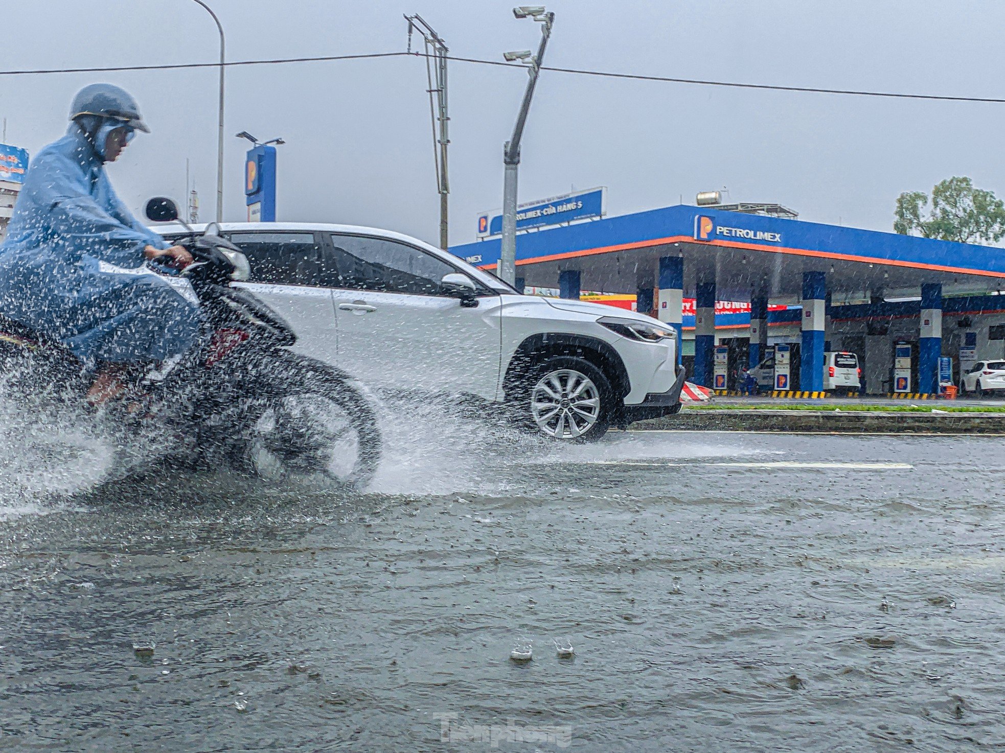 Viele Straßen in Da Nang wurden nach dem goldenen Regen zur Abkühlung überflutet Foto 5