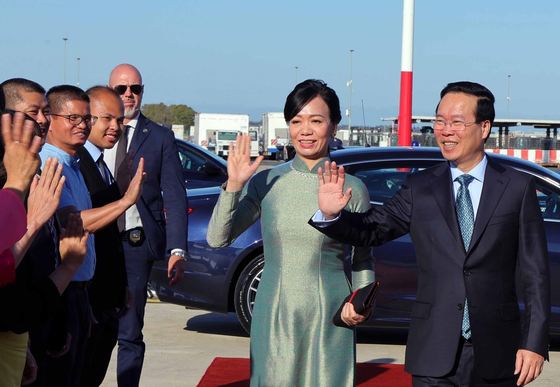 Le président Vo Van Thuong, son épouse et une délégation vietnamienne de haut rang quittent Rome, en Italie. Photo : VNA