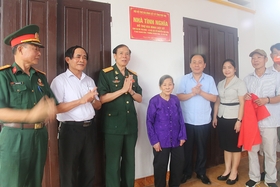 Entrega de la Casa de la Gratitud a la familia del mártir en la ciudad de Phu Tho