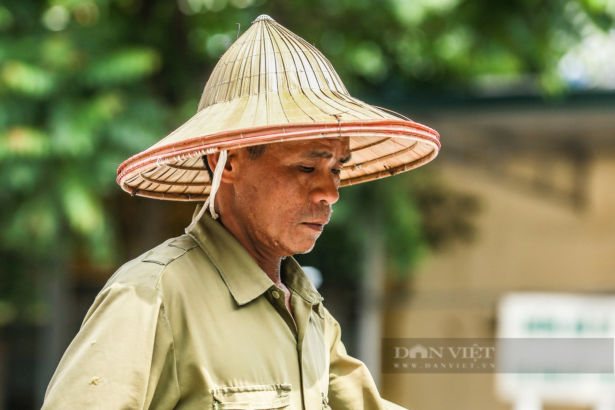 Khuôn mặt đẫm mồ hôi của công nhân dưới thời tiết hơn 40 độ C của Hà Nội- Ảnh 3.