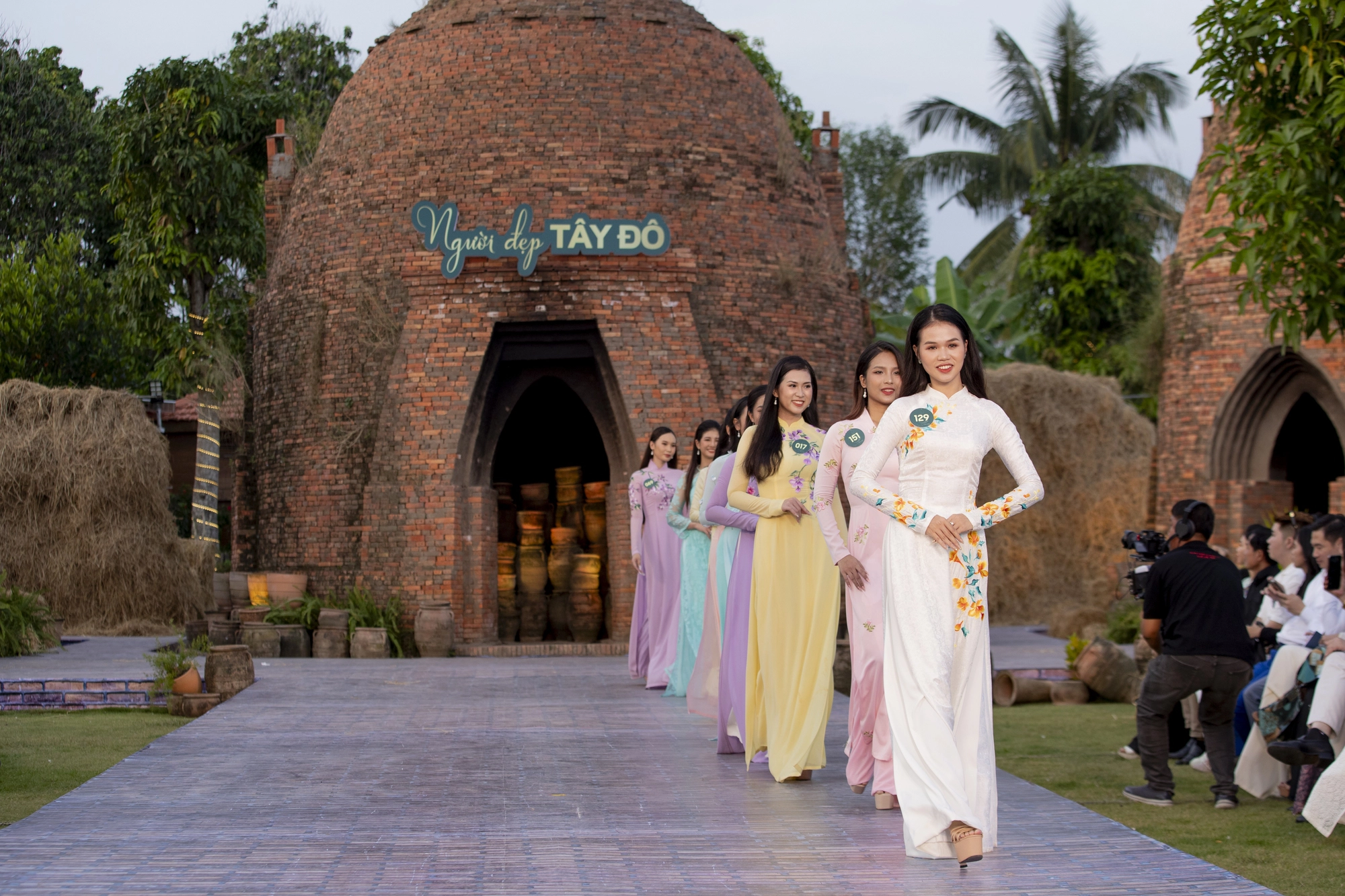 Bán kết Người đẹp Tây Đô: Thí sinh diện áo bà ba catwalk giữa đồng lúa - Ảnh 5.