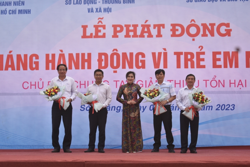 Tran Thi Hoang My, directrice adjointe du Département du travail, des invalides et des affaires sociales de la province de Soc Trang, a offert des fleurs pour remercier les sponsors du Fonds provincial de protection de l'enfance.