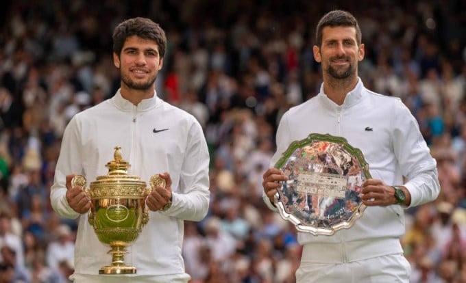 7月16日のウィンブルドン表彰式に出席したアルカラスとジョコビッチ。写真: ATP