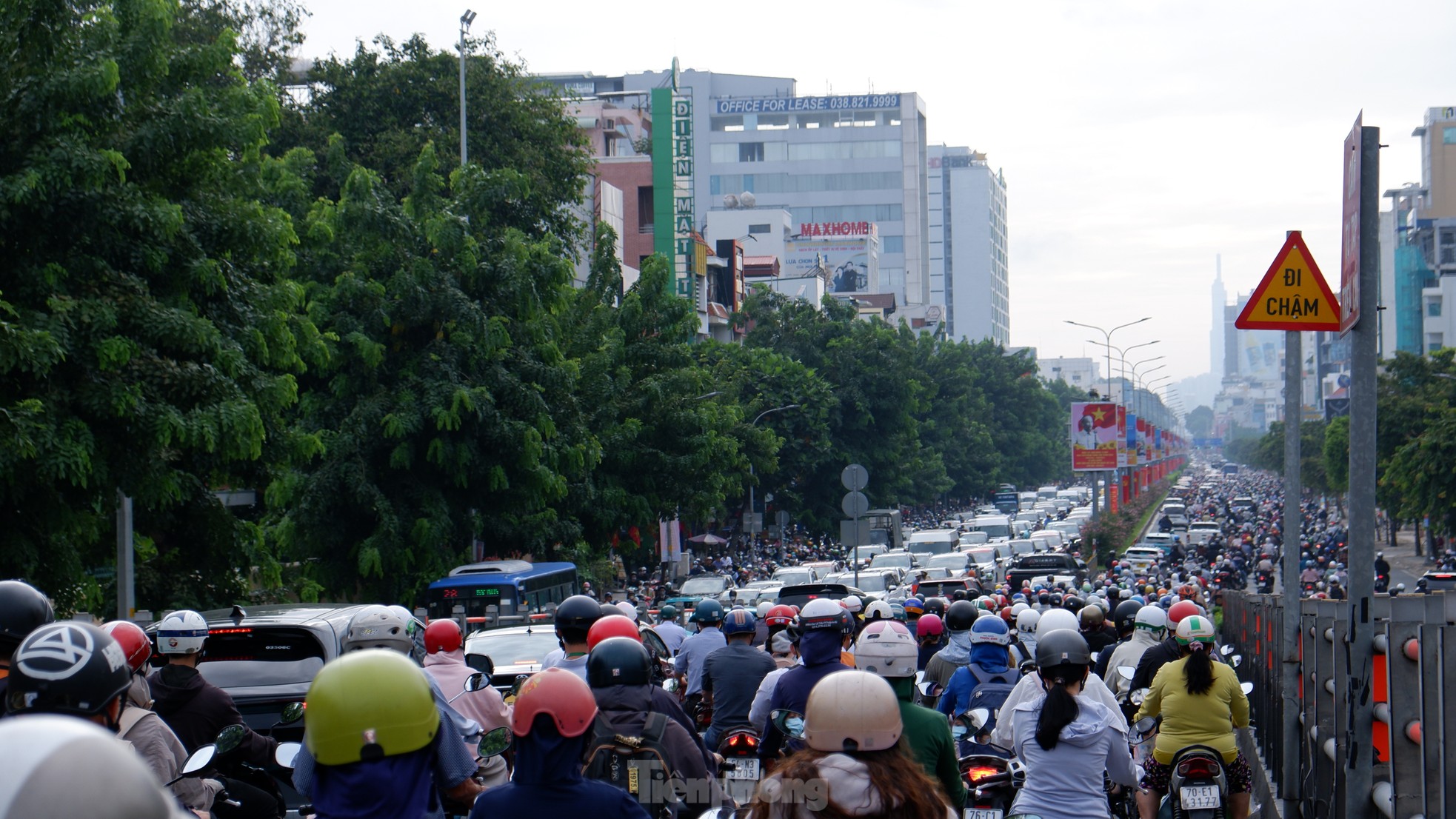 Đường phố TPHCM chật cứng người, xe trong ngày đầu đi làm sau lễ ảnh 16