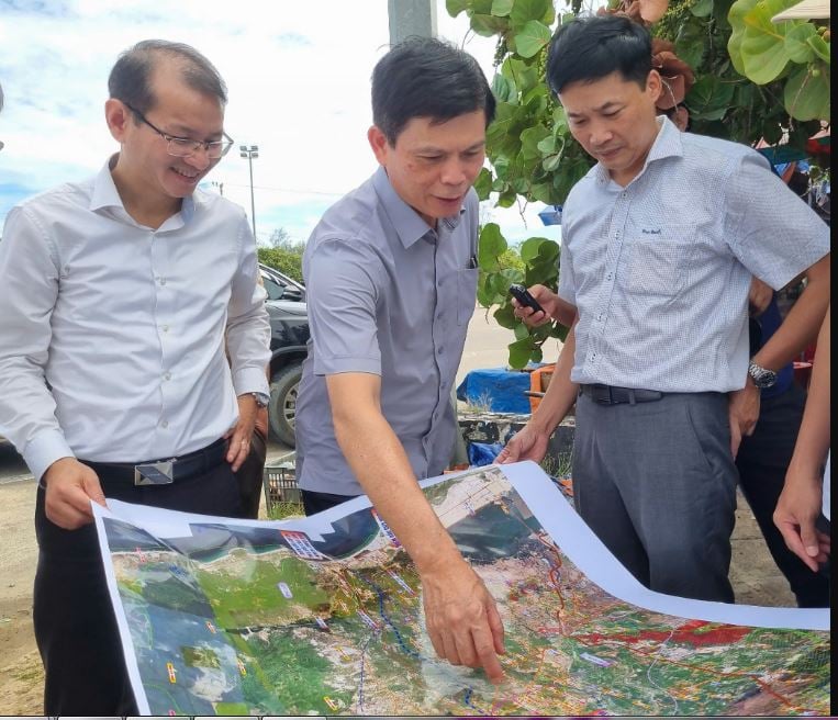 Stellvertretender Verkehrsminister Le Anh Tuan (Mitte) inspiziert die Schnellstraße Quy Nhon – Pleiku.