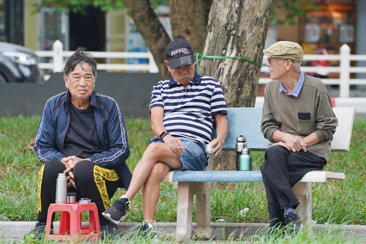 ハノイの人々は交通渋滞と寒風を乗り越えて仕事に行こうと奮闘している。写真9