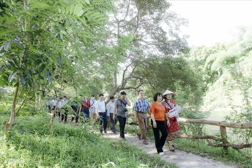 Los turistas visitan una zona turística en el distrito de Buon Don. Foto: B.T.