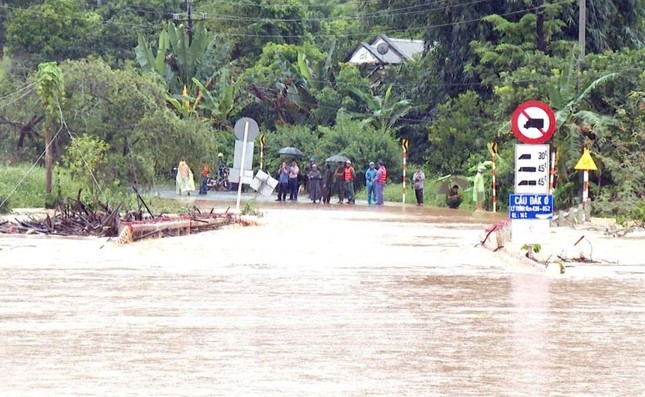 Warning of high tide in the lower Saigon River reaches its peak, a commune in Binh Phuoc is deeply flooded photo 2